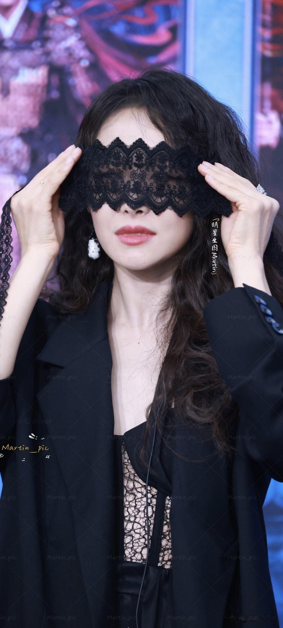宋茜 山河枕追剧团生图掉落~
蕾丝眼罩姐姐是要迷死谁 ​​​，这眼罩造型，姐姐你