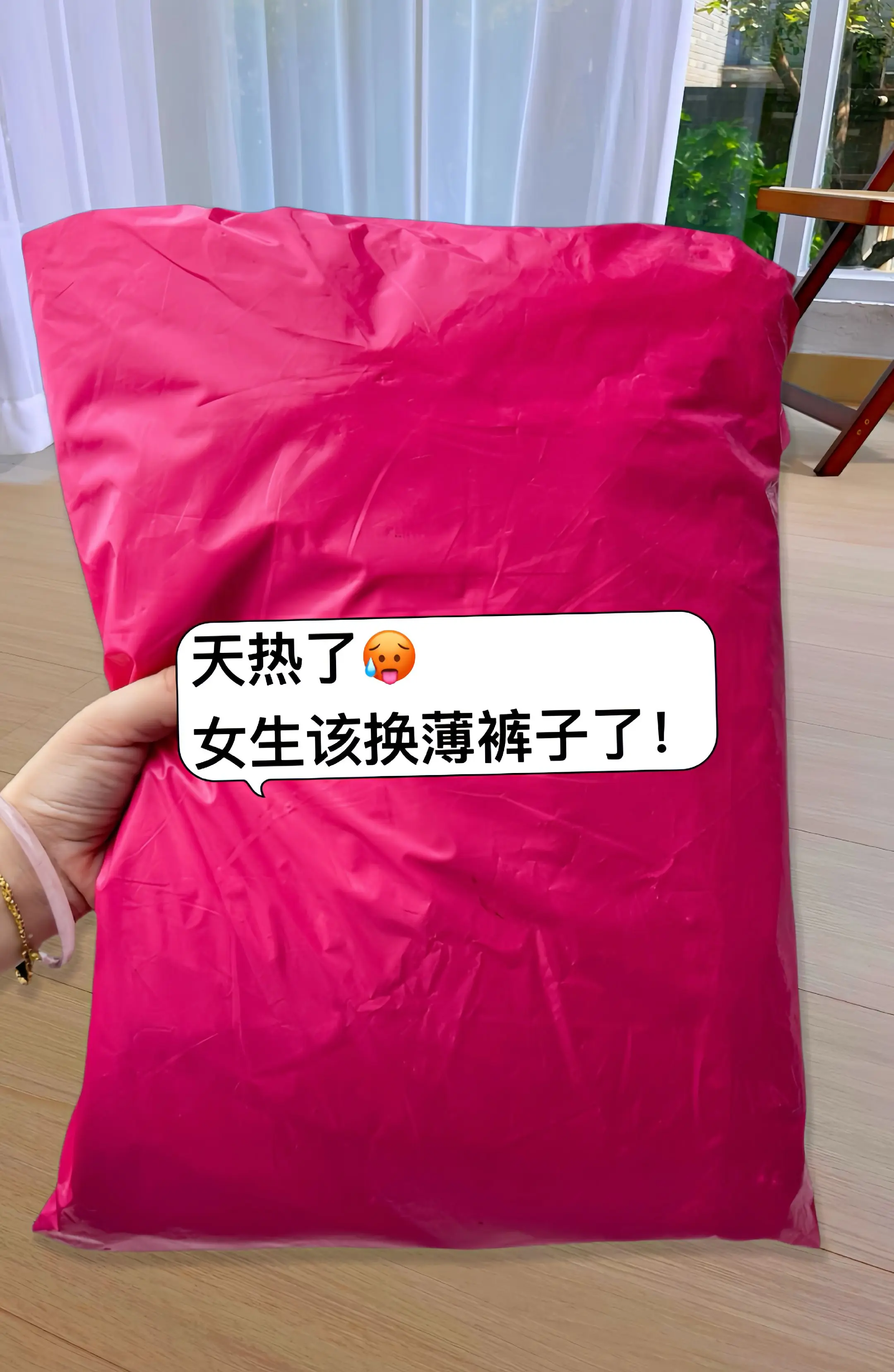 姐妹们，挖到宝了，这条天丝亚麻短裤绝了！天丝自带凉感，走路像给腿吹小风...