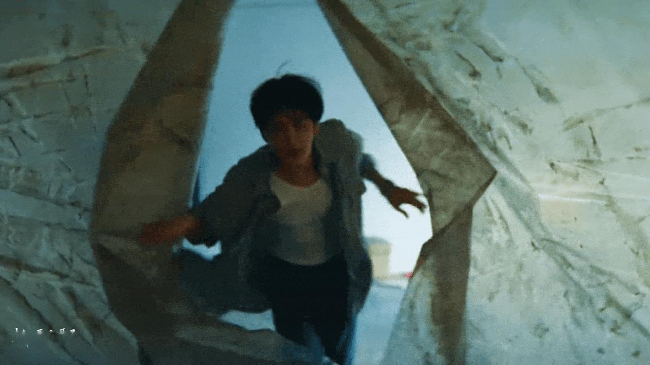 檀健次挑战港风警察角色 檀健次在《空枪》解锁港风警察亓宏刚，演绎背负伤痛的基层警