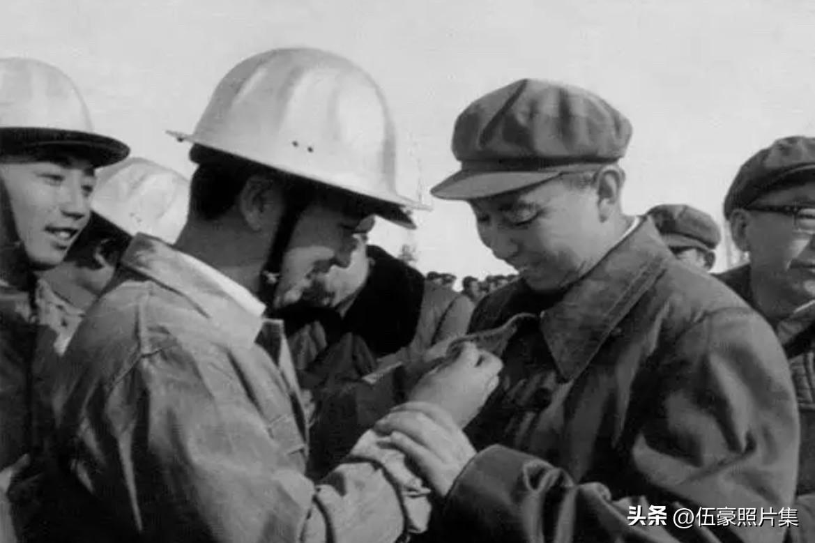 1977年4月19日，华国锋视察大庆油田，看望“铁人”王进喜曾领导过的钢铁一二〇