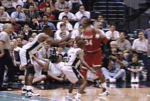 奥拉朱旺的梦幻脚步戏耍大卫罗宾逊！太轻盈了！