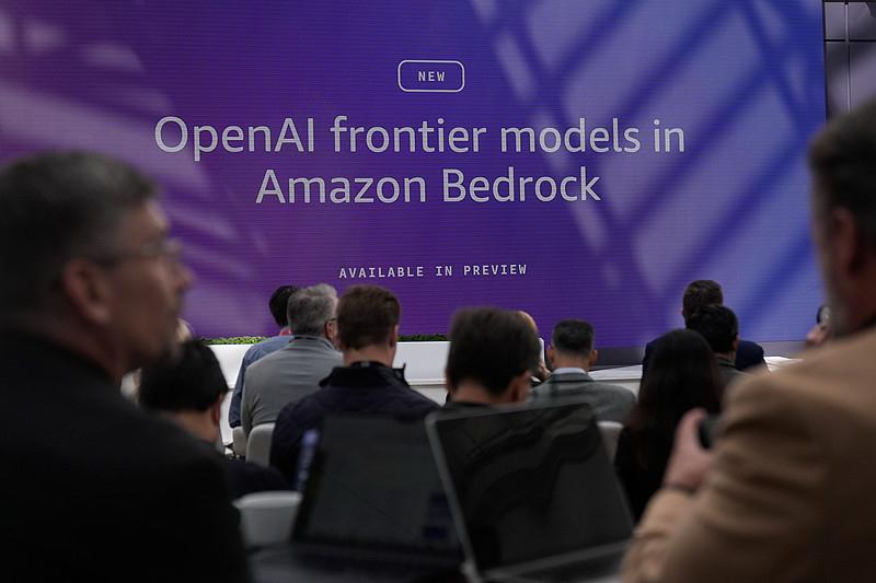 何毅说喊AI减速像美国人设的局，这话有道理但不宜说满。近期OpenAI、Anth