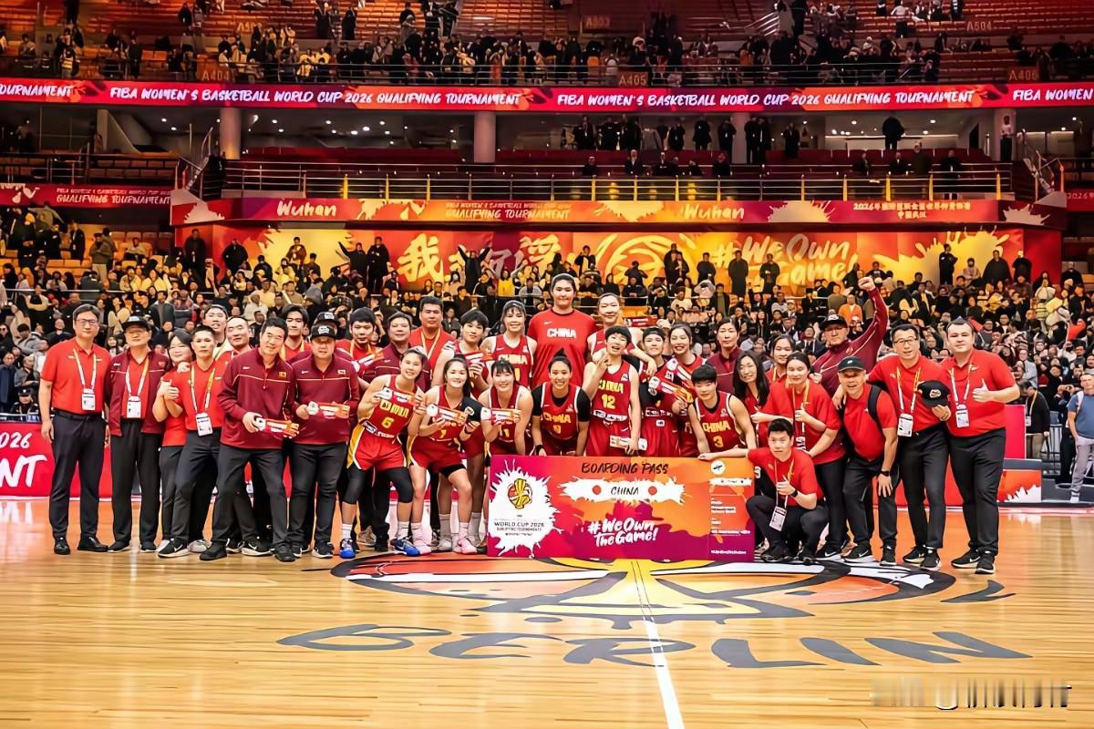 女篮提前一轮进入世界杯大合影为啥没有宫指导？

女篮姑娘在战胜捷克后确保提前进入