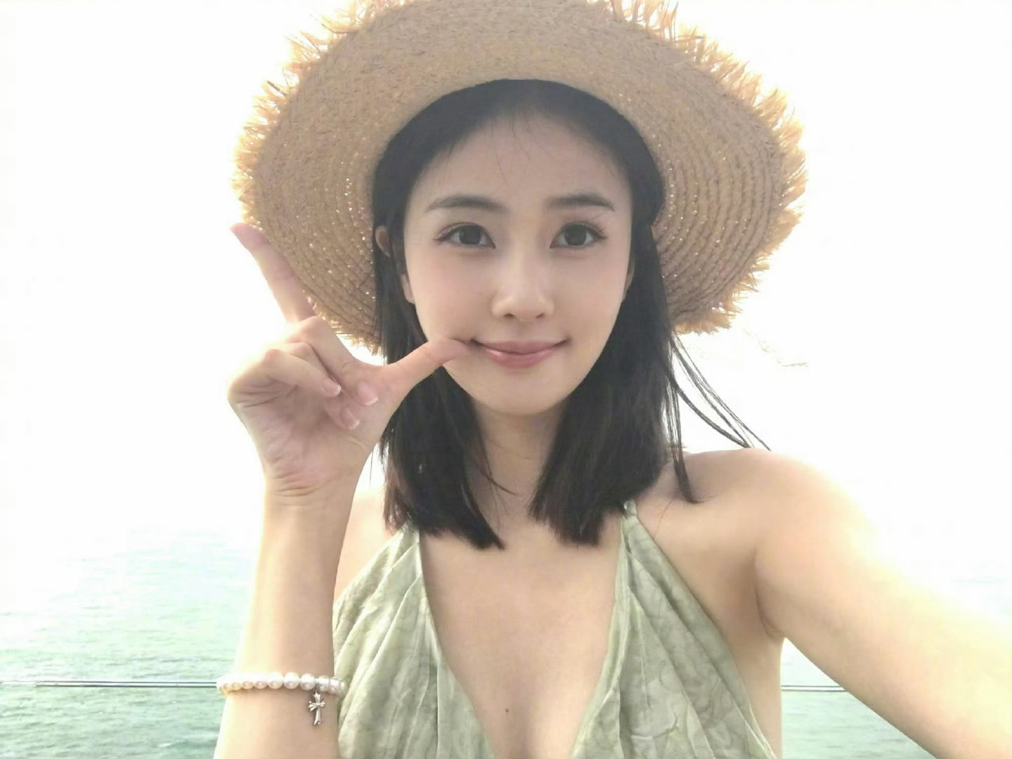 白鹿  ⛅️白鹿王韵娜 ⛅️白鹿开到荼靡 站在海边，吹着咸咸的风，不用拘谨，自在