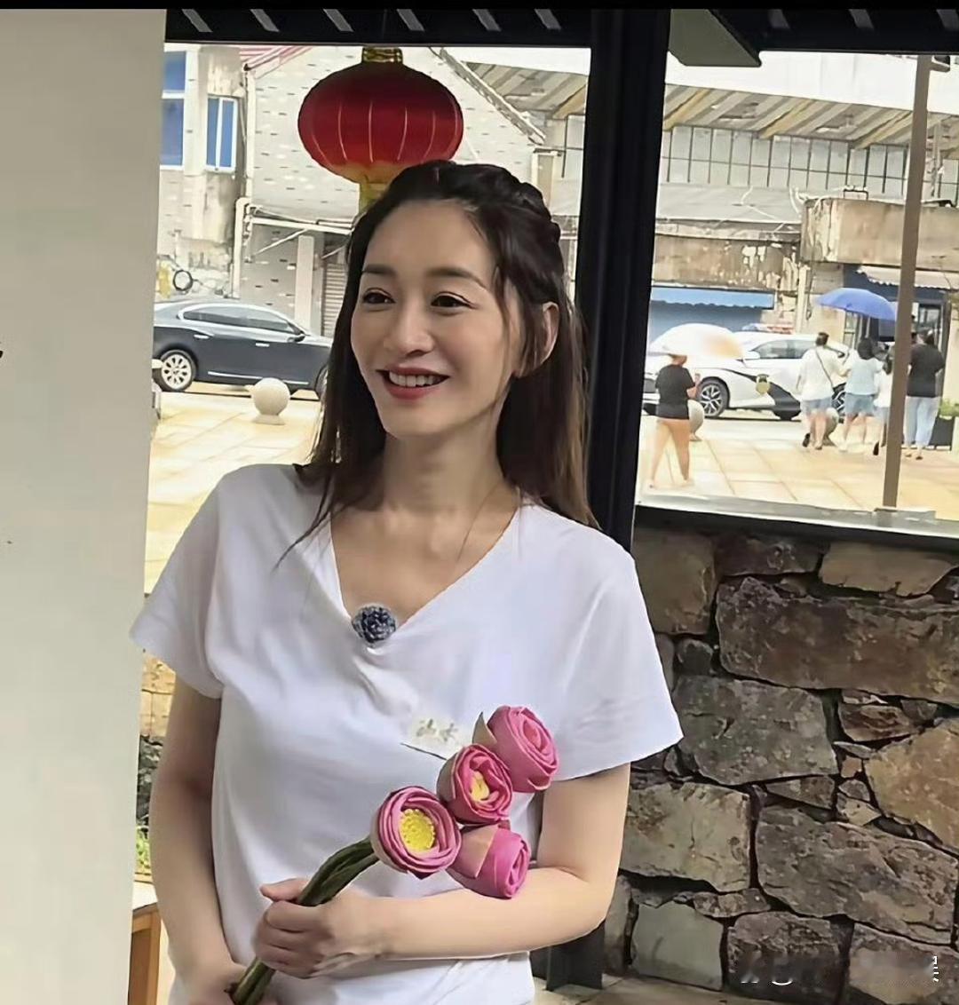 天呐！李小冉这状态也太绝了，说她28岁谁能不相信啊？ 