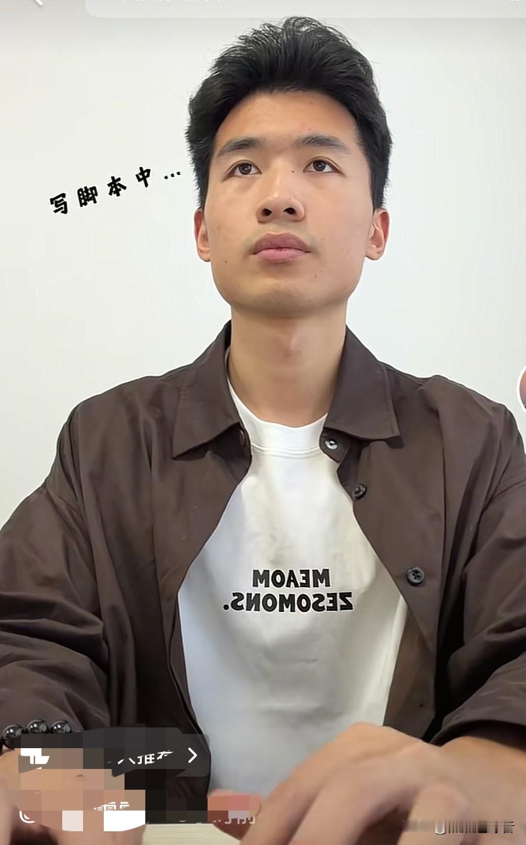 今天傍晚，谢浩男战友海军发布了一条工作 vlog。视频里，海军记录了自己一天的工