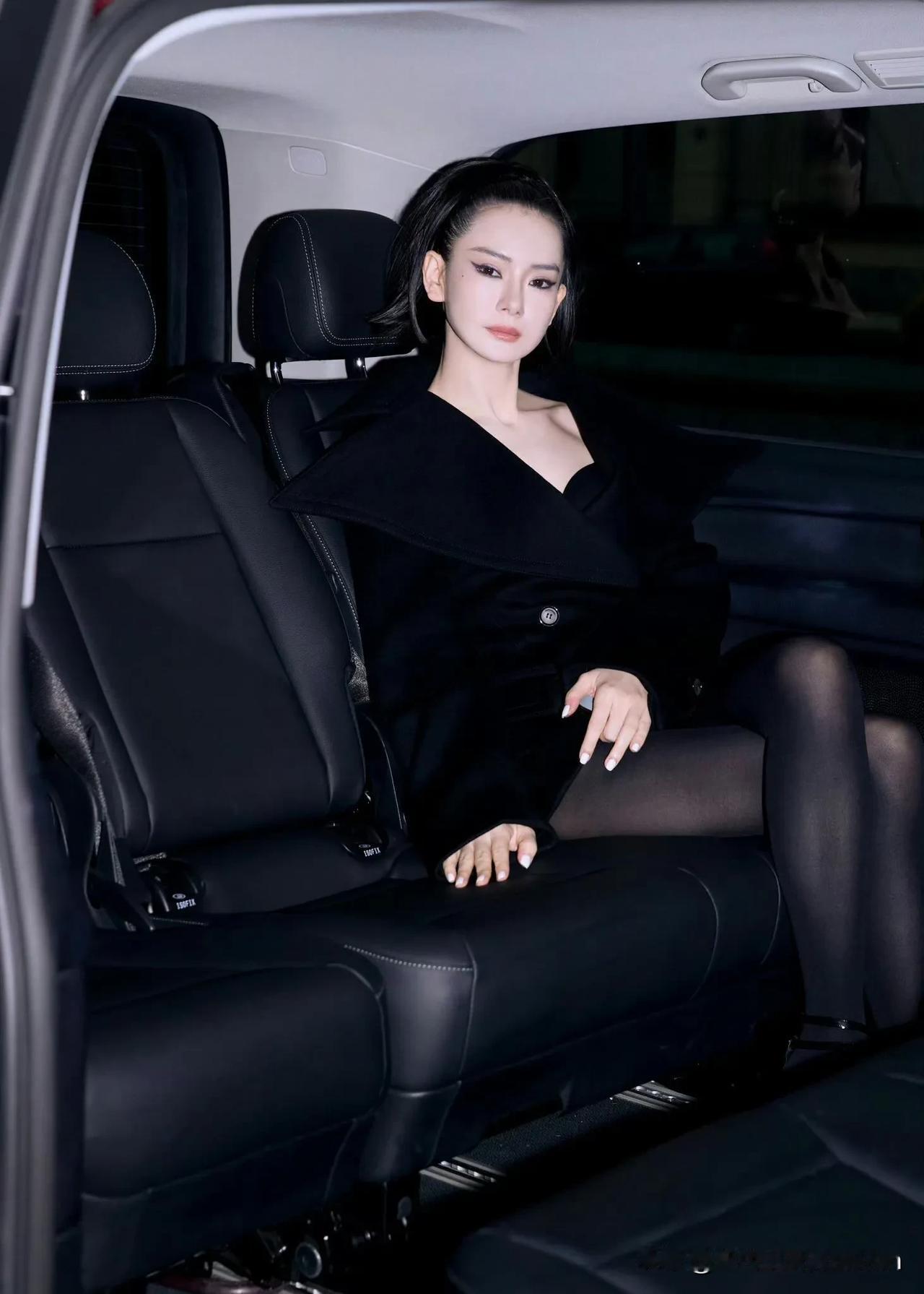 戚薇夜晚车内的神秘氛围，时尚女郎的优雅姿态