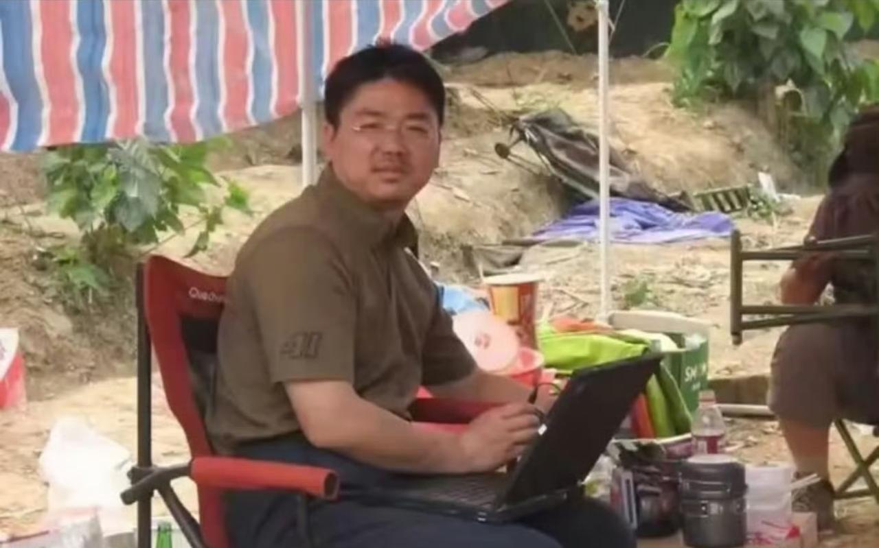 2008年汶川地震，刘强东捐出个人全部存款12万，还亲自奔赴灾区，默默在一线支援