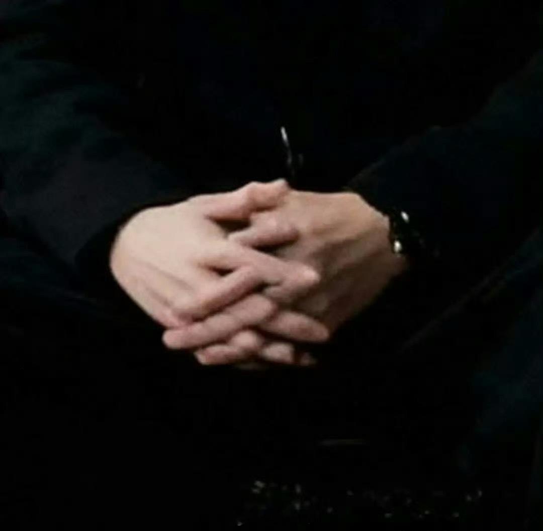 任嘉伦手指p错位了，这是干啥啊 