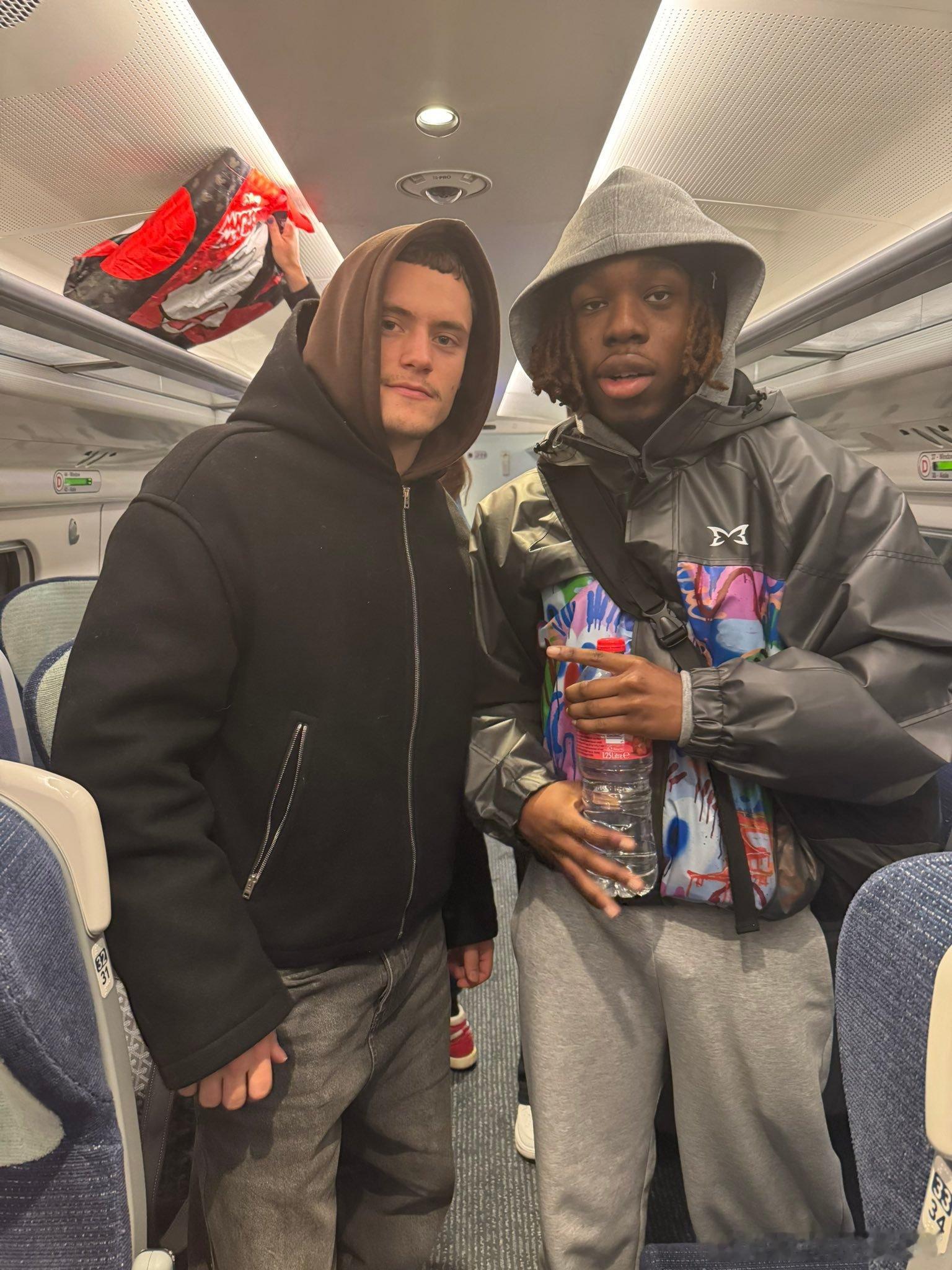 球迷活捉一只小土豆 穿的很低调啊 