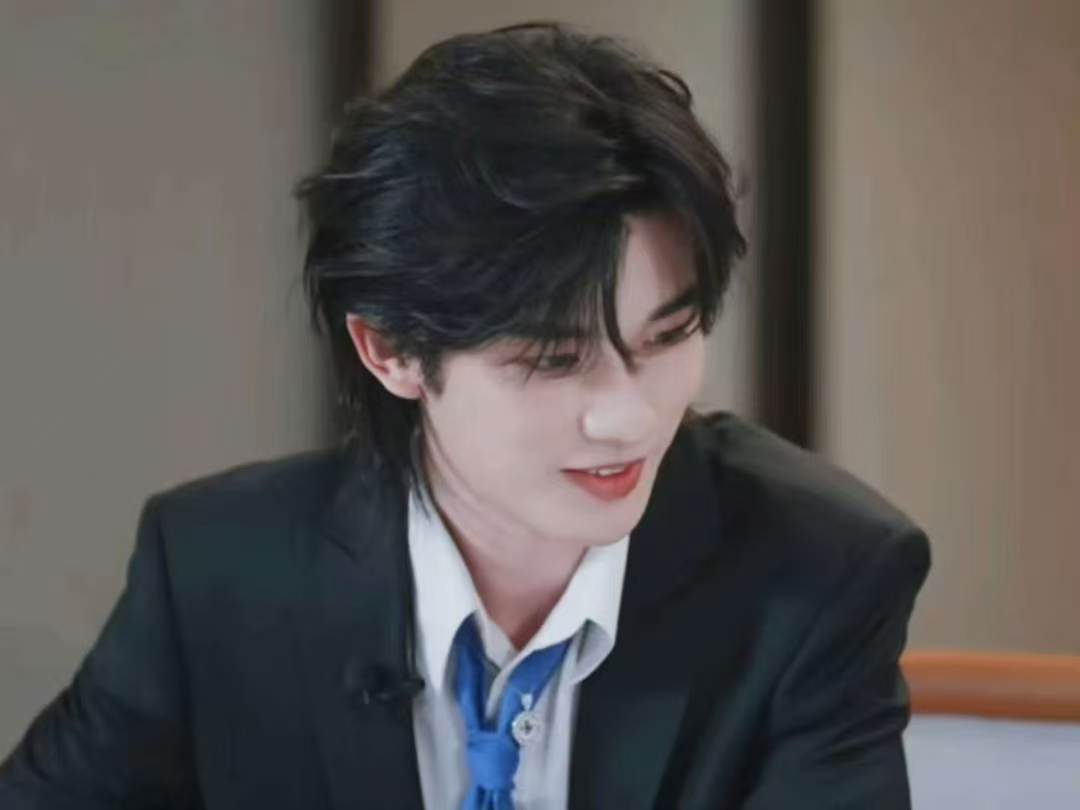 丁程鑫完全是王子降临丁程鑫把头纱穿在身上开始推理吧4《开始推理吧4》里丁程鑫的造