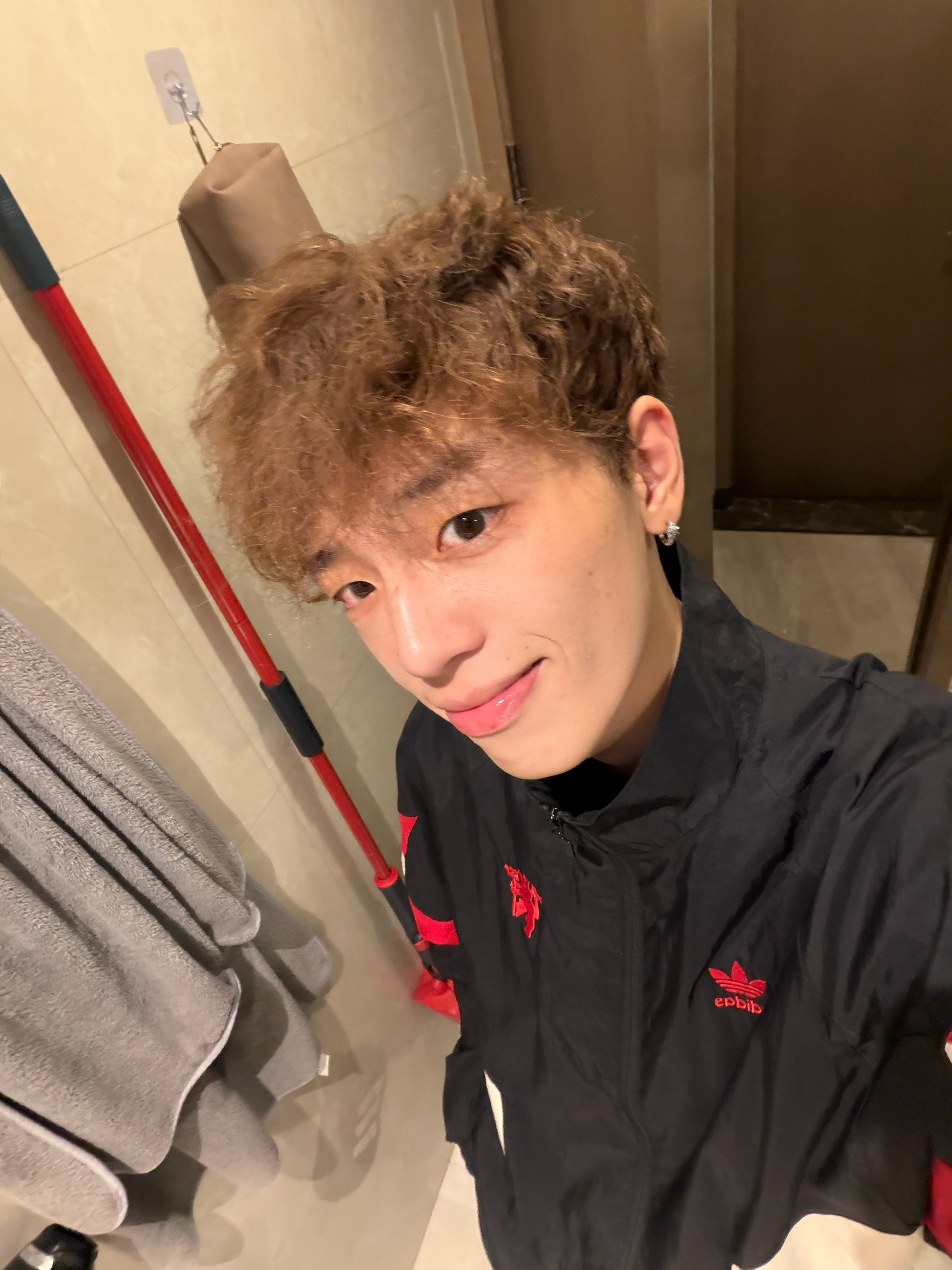 思慕社字母 地铁上，对面一个女孩靠着窗户睡着了，手里还攥着没吃完的面包。我想起很