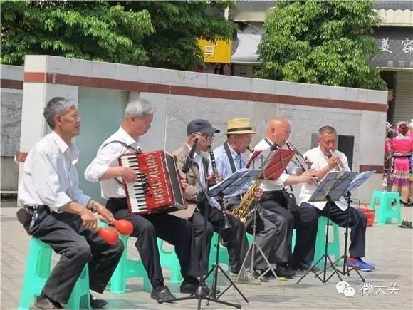 当同辈人都在公园对弈、带孙辈闲逛时，这群平均年龄68岁的爷爷奶奶，反倒身着亮片裙