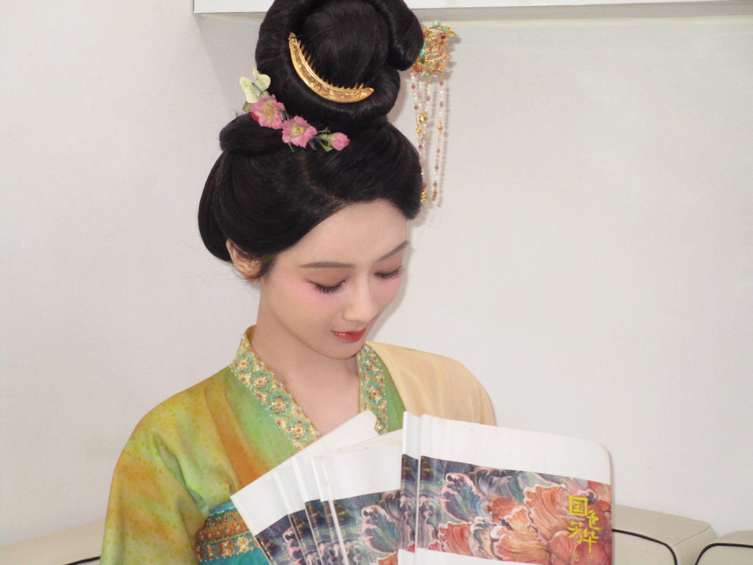 你知道吗~遇见你之后再也没寻到任何美景，你是我相册里的唯一。你是平凡岁月里的日月