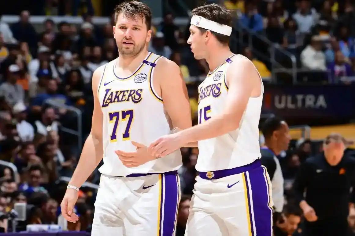 詹姆斯让出球权给小里弗斯，但小里弗斯面对火箭的锋线群，打的是状态不好，小里弗斯再