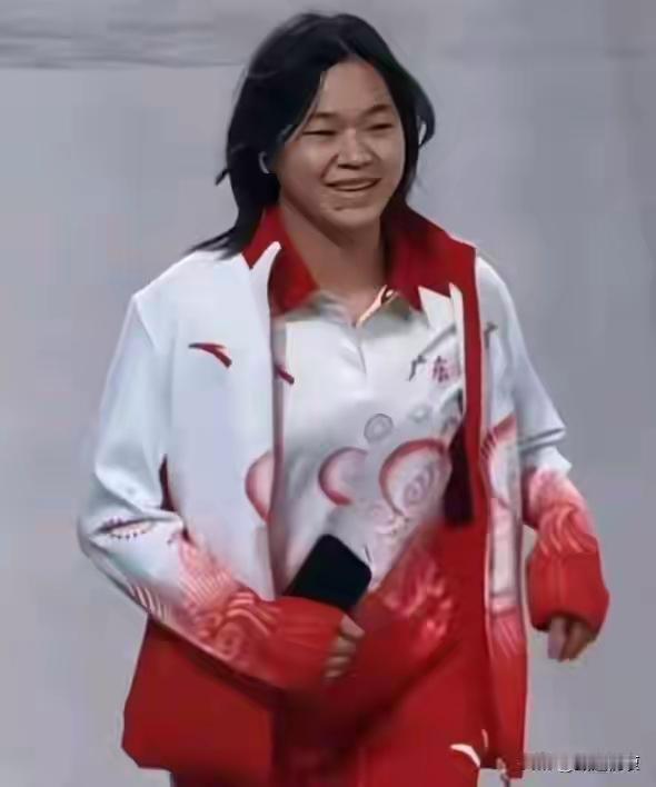 带伤起跳的她，藏起了多少疼！
 
赛场上的全红婵依旧是那个能把水花压成“一根针”