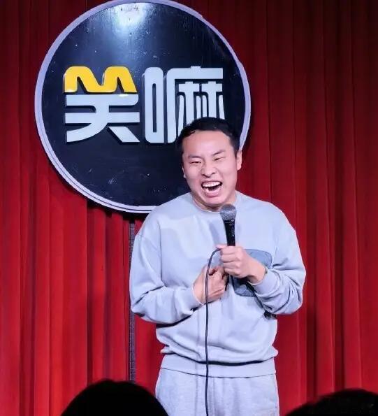 脱口秀舞台上，徐志胜虽不如当红明星响亮，却凭借独特魅力赢得观众喜爱。他以独特外表