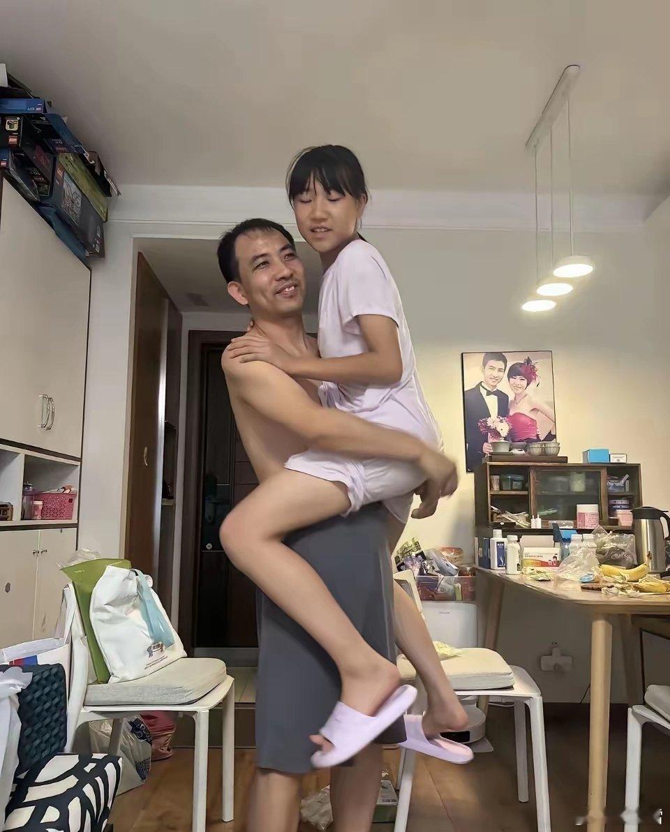 都说女儿是爸爸的小棉袄，这样的宠溺是对还是错 ？对这位父亲的行为， 网上评论形成