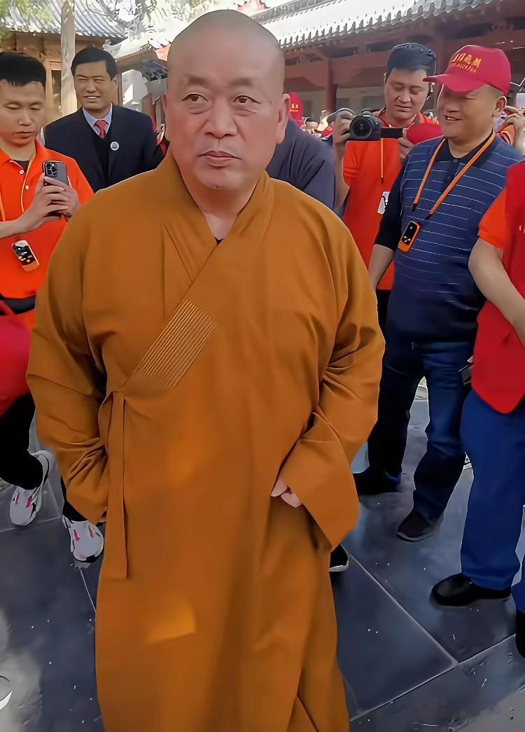 看似淡定的眼神中带着些许慌张…