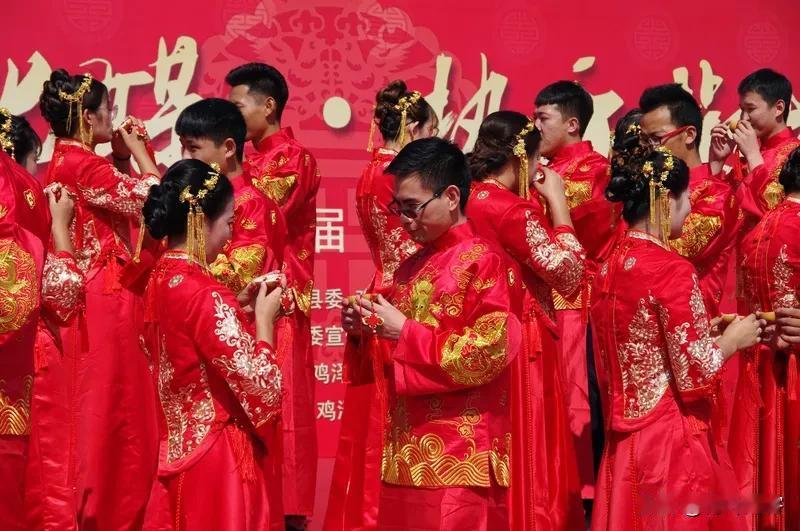 过去农村结婚的仪式秩序是怎样的呢？一般是这样的:
某某先生某某女士新婚仪式秩序