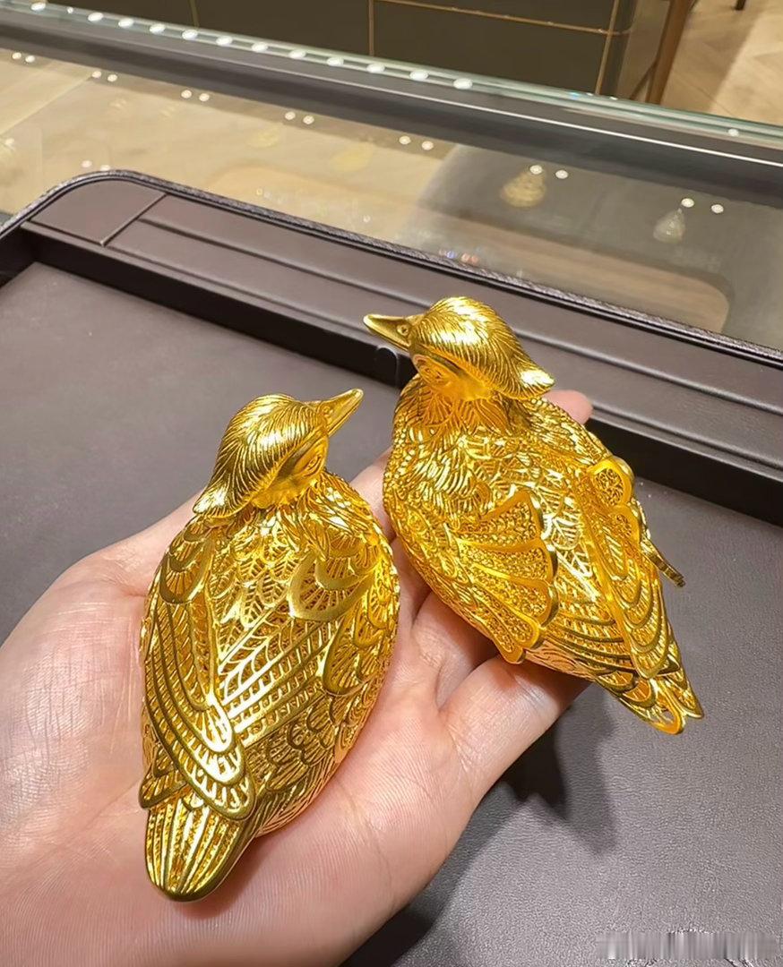 上海一位44岁的保安李哥因分享自己从底层打工者逆袭为理财达人的经历，凭借先守后攻