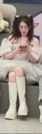 李小冉唐艺昕在后台玩手机被审判了李小冉唐艺昕在后台玩手机 心疼庄法团，心愿便利贴