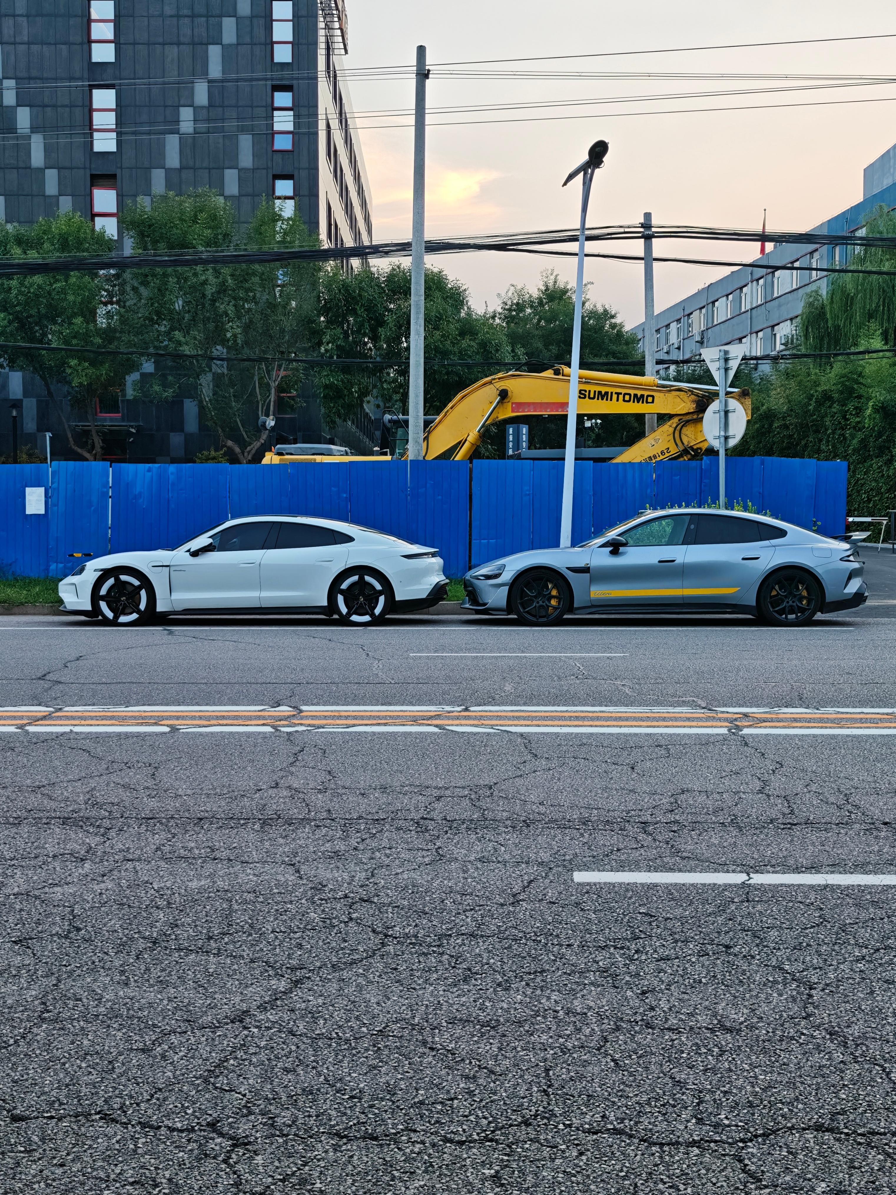 路遇保时捷Taycan和小米SU7 Ultra同框~这俩车前后差异很大，但侧面是