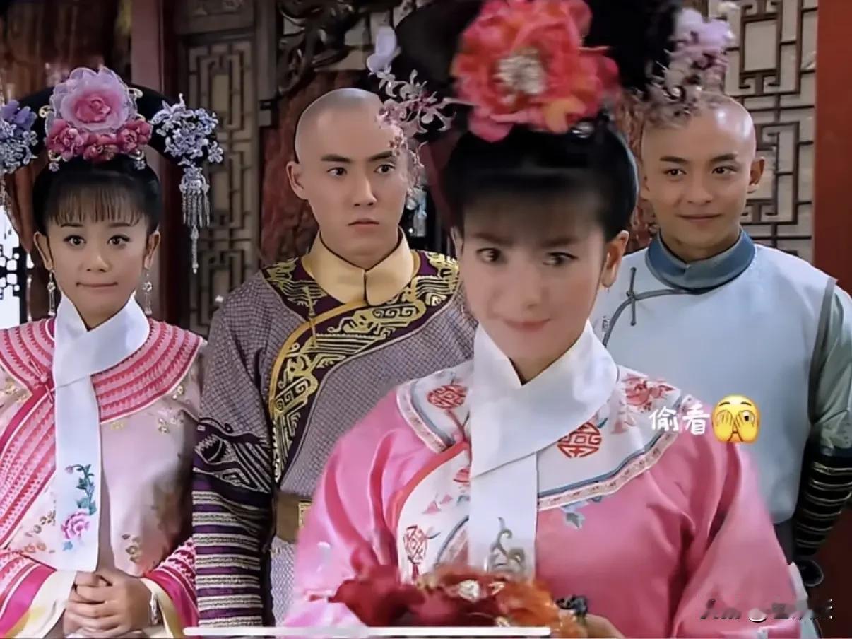 哈哈，爱一个人是藏不住的，新版里的男人都喜欢小燕子，尔康喜欢，五阿哥喜欢，尔泰喜