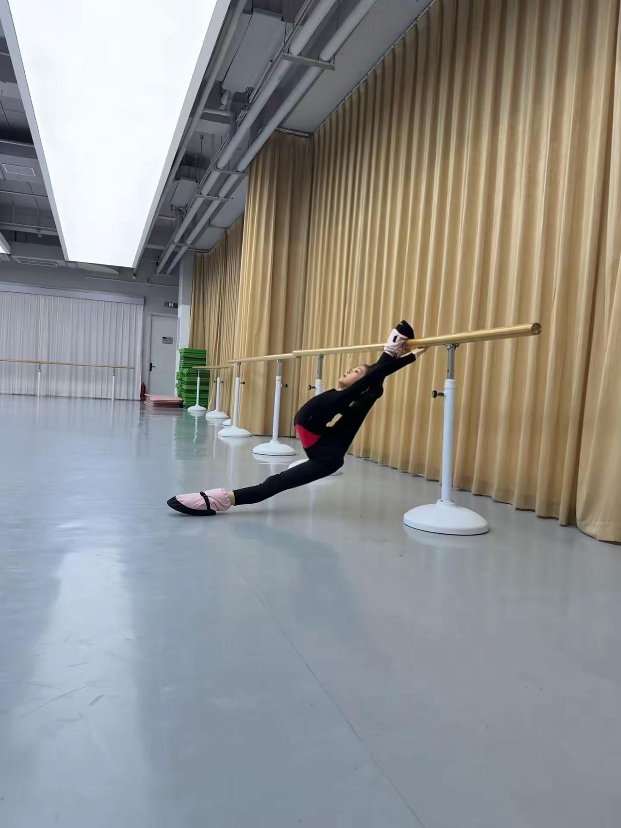 摆拍。软度 娜宝 摆拍 一字马