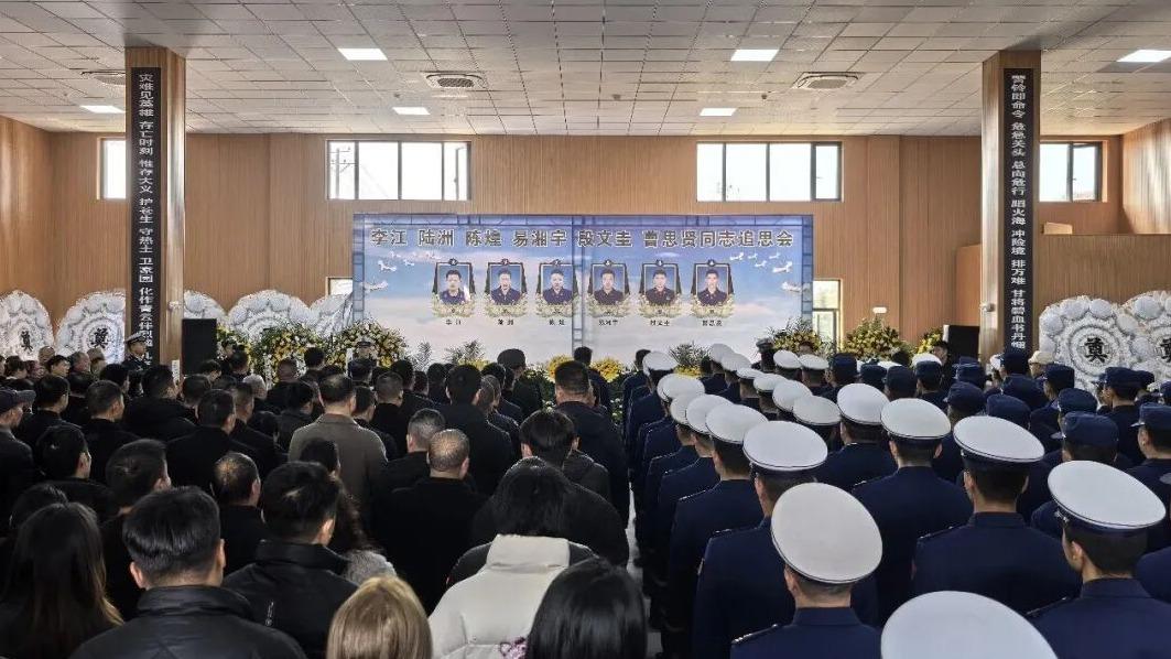 湖南举行6名牺牲消防员追思会。6条年轻的生命，就这么没了。现场画面让人揪心，家属