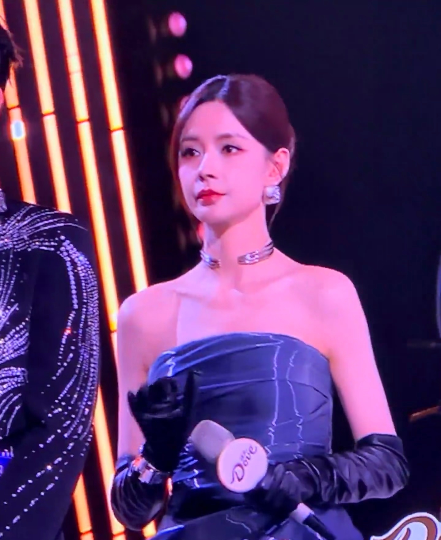 沈梦辰的鼻子怎么看着有点歪呢？还是妆影的问题啊？ 