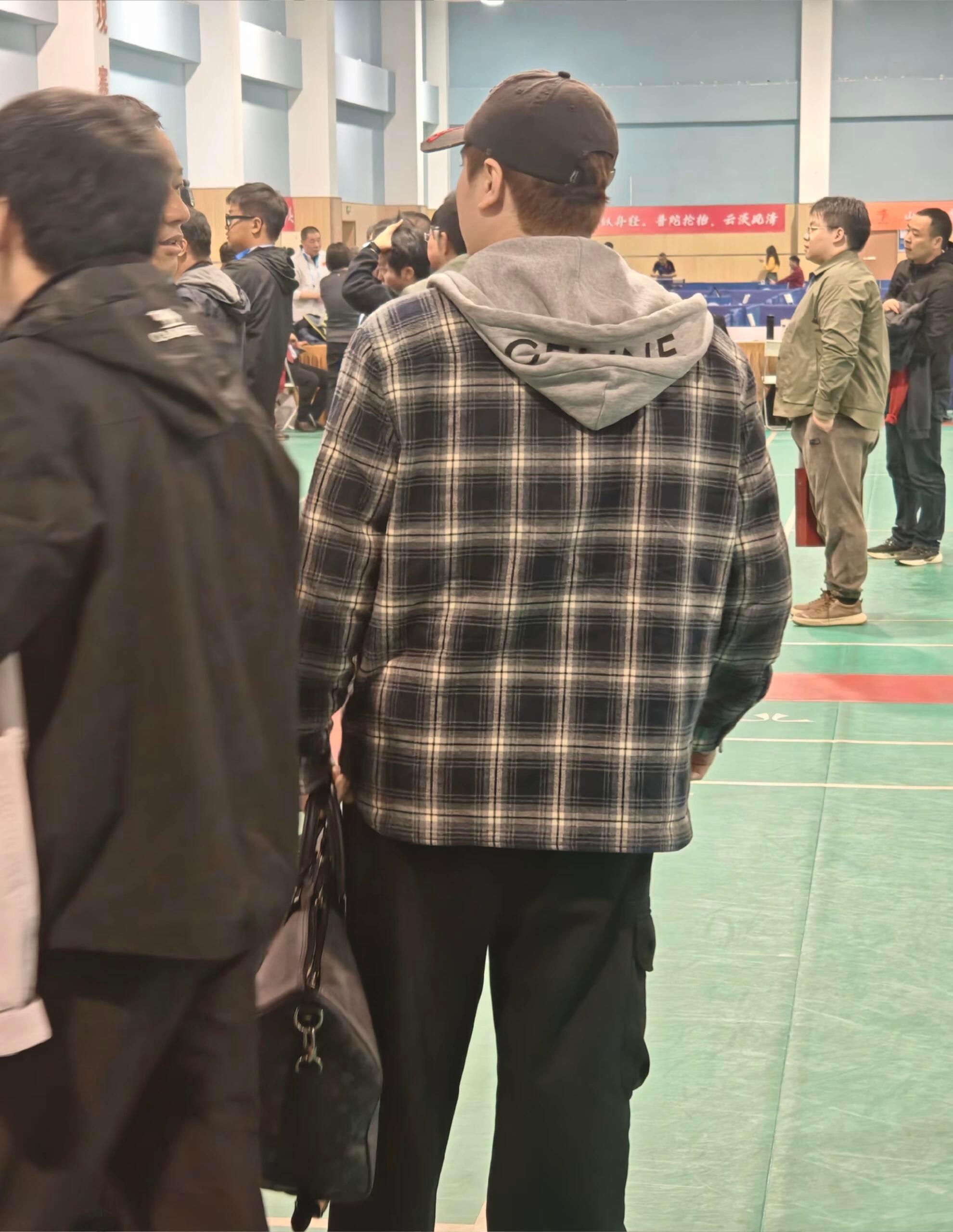 梁靖崑现身校长杯乒乓球赛 以颁奖嘉宾身份出席 为夺冠儿子梁屿奚颁奖 还与小选手打