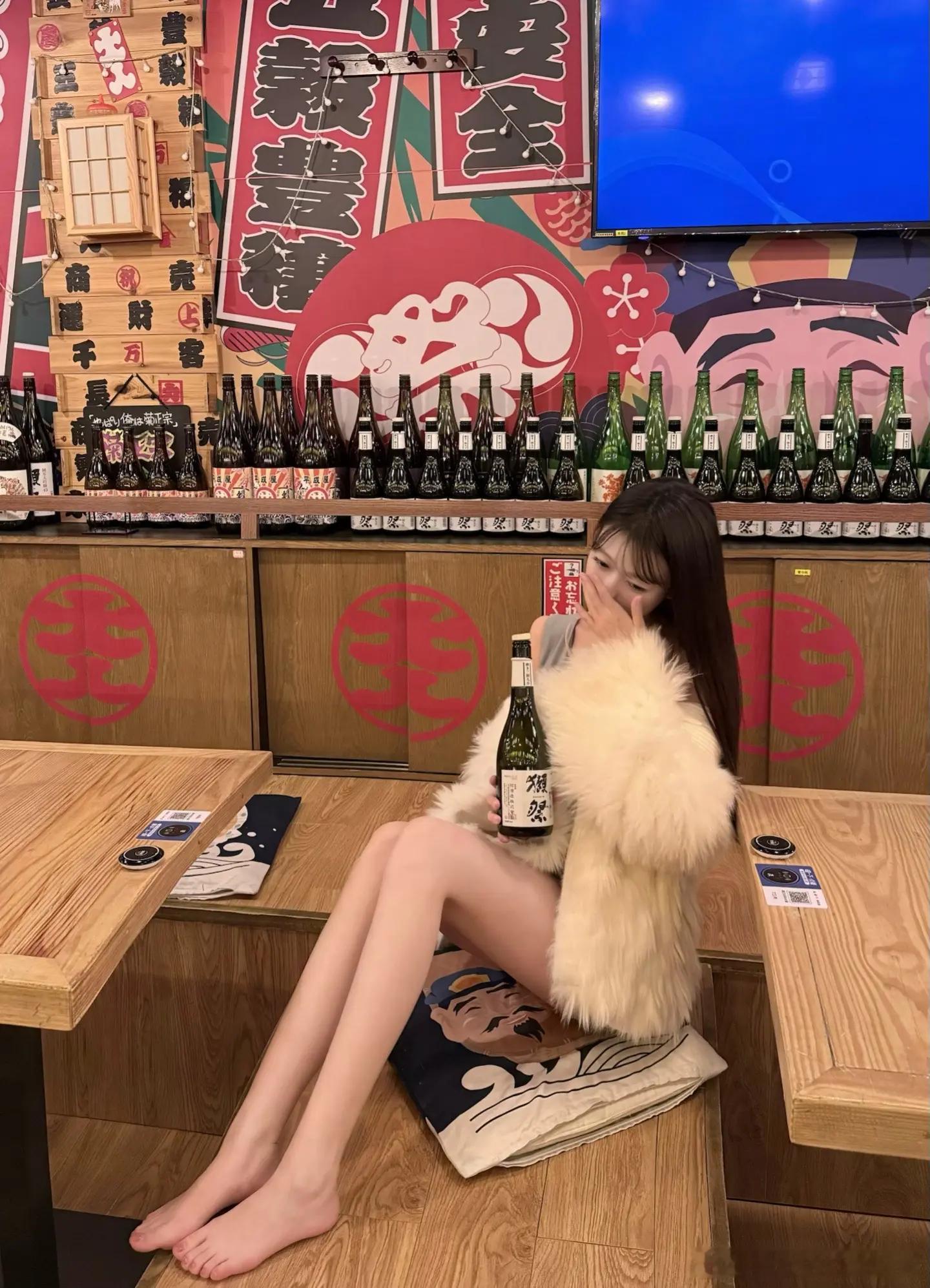 吃日料要脱鞋，露出可爱小jiojio 
