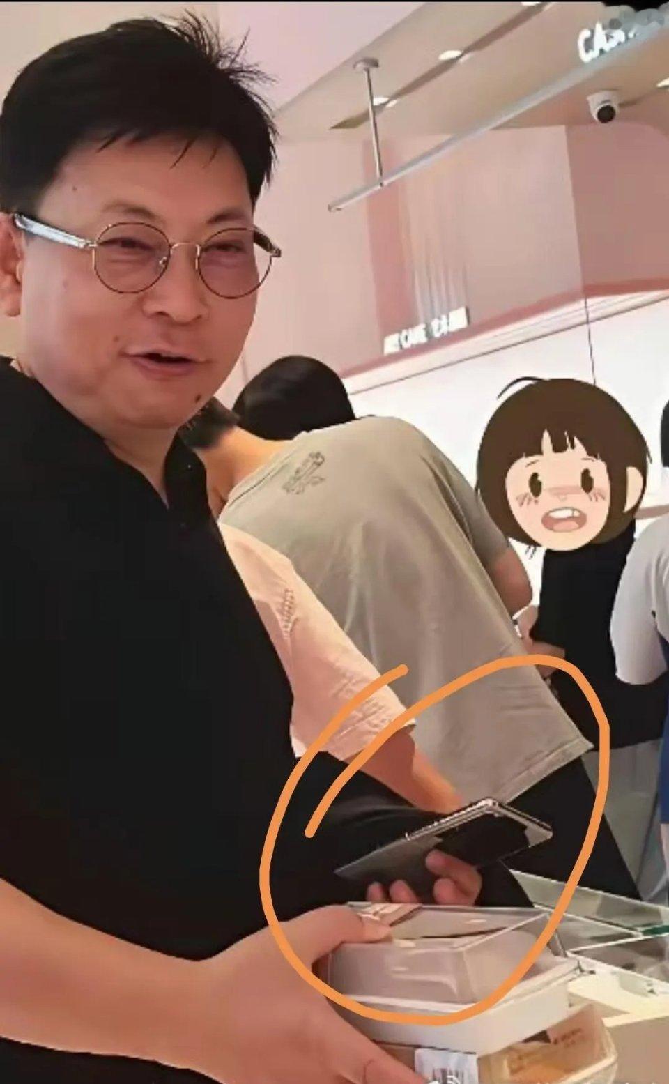 余总手中拿的是Mαte80吗？亦或者华为新折叠屏？[doge][喵喵] ​​​