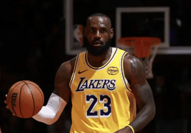 名记Tim MacMahon发推表示：“勒布朗-詹姆斯连续得分上双场次纪录以这种