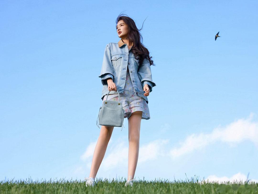 李沁Prada 真正的美人从不用刻意凹造型，李沁松弛感拉满，简约穿搭也能穿出高级