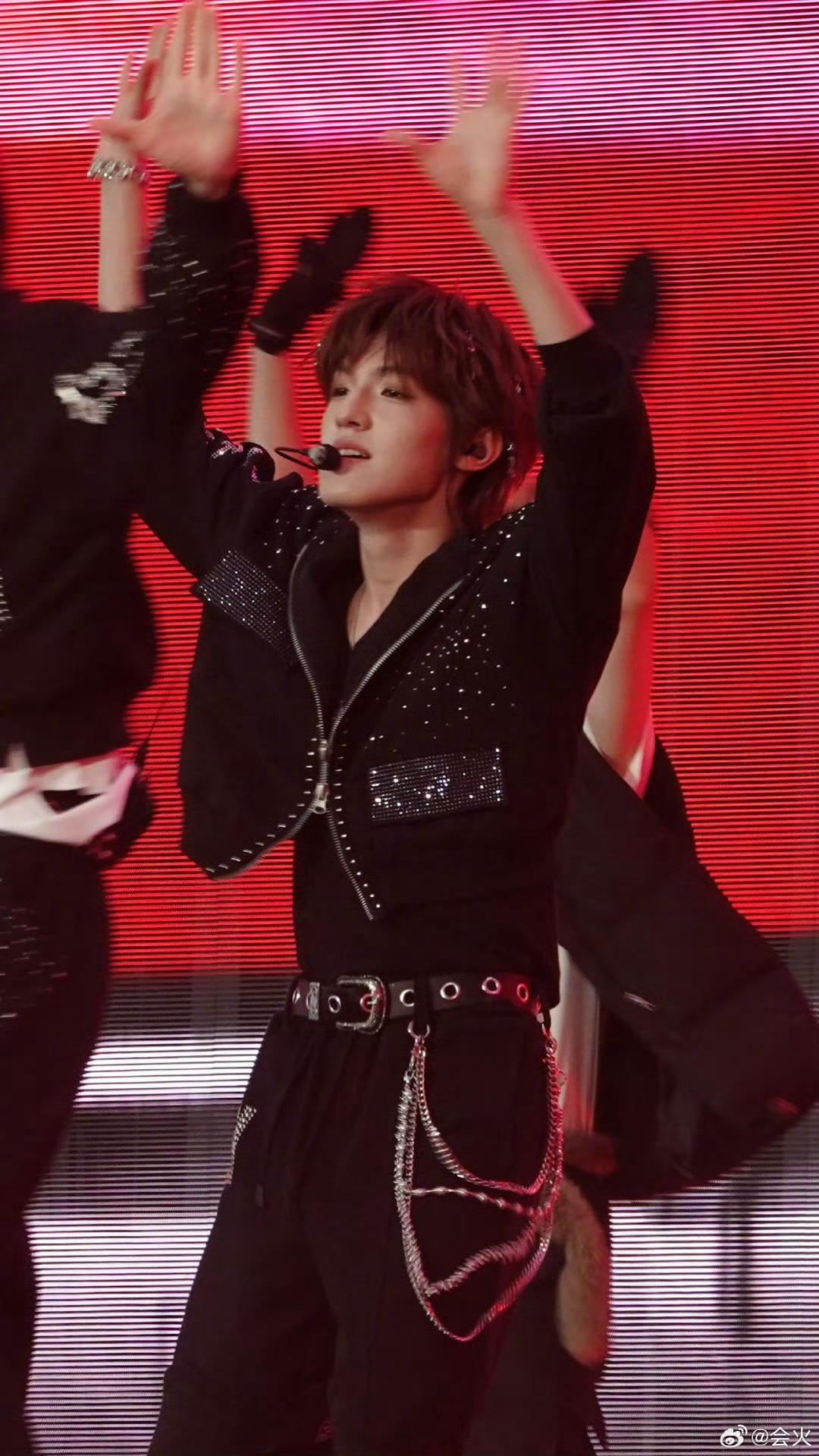 张泽禹新音舞台状态 状态好到让生图颤抖！舞台上的每个瞬间都充满力量与美感，这套造