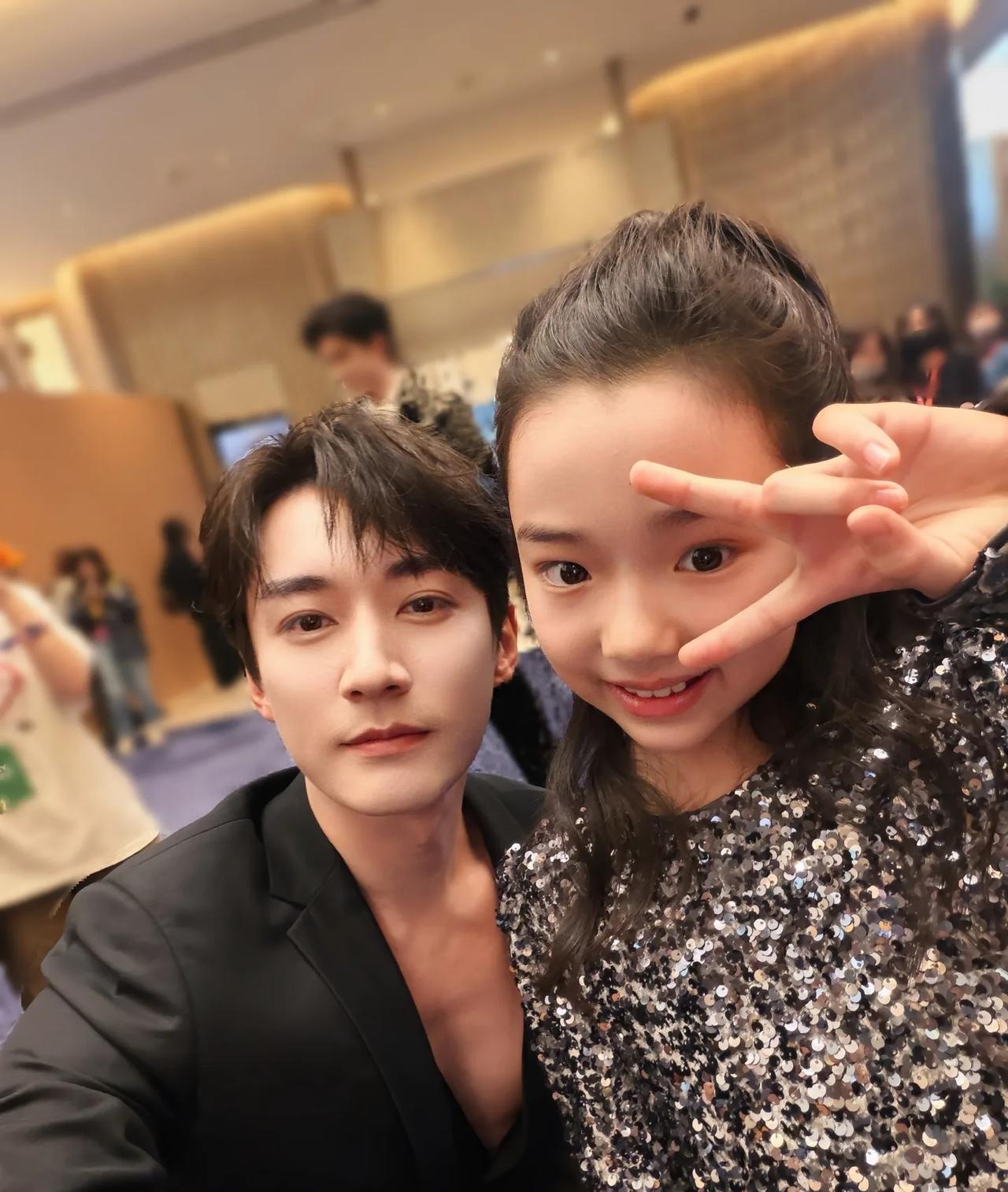 不敢想，小酒窝在学校得多受欢迎，就凭着她手握这么多和明星们的合影，周围的同学都要