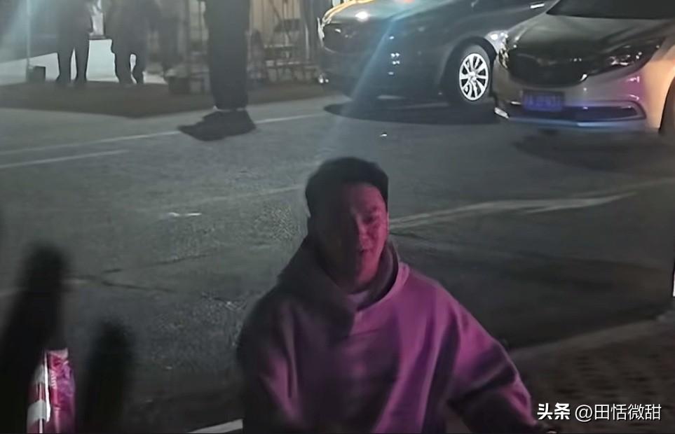 明星成牛马。

雪饼猴王铁柱凌晨四点结束《无限超越班》录制，太累人了。

他走出