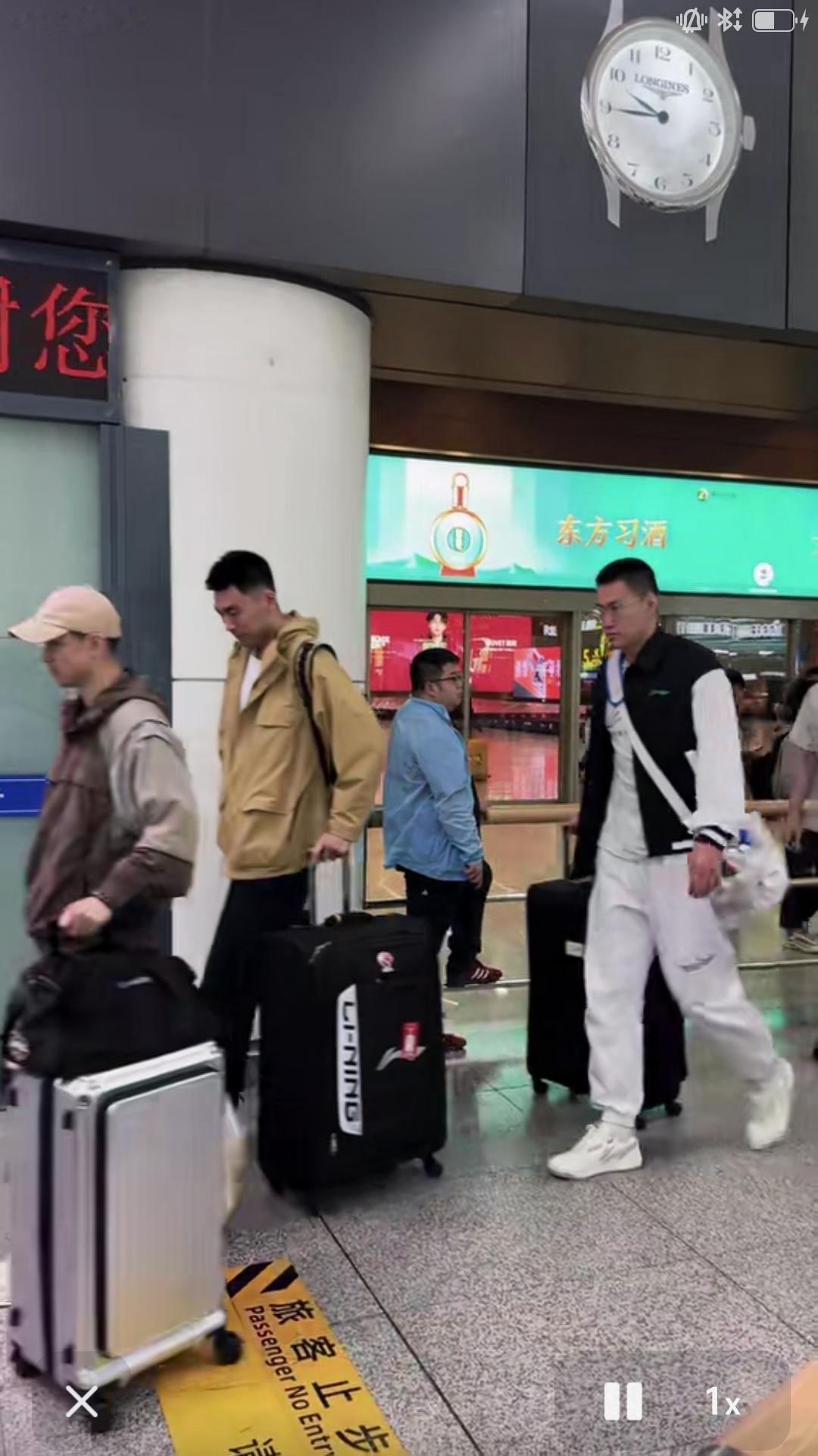 据辽媒报道，昨天无缘季后赛八强的辽宁队从济南成坐飞机返回沈阳。虽然惨遭淘汰，依旧