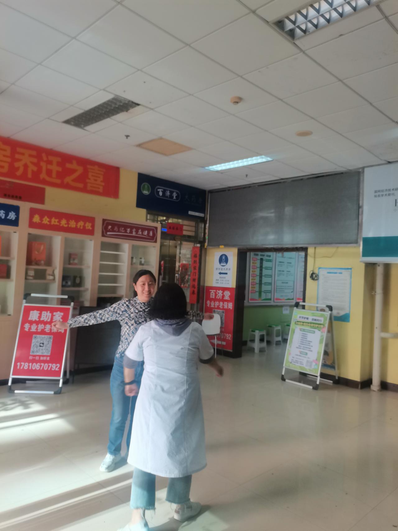 环卫工人可否进路边铺面休息?按理来说，环卫工人是可以进路边铺面休息一会儿，可是，