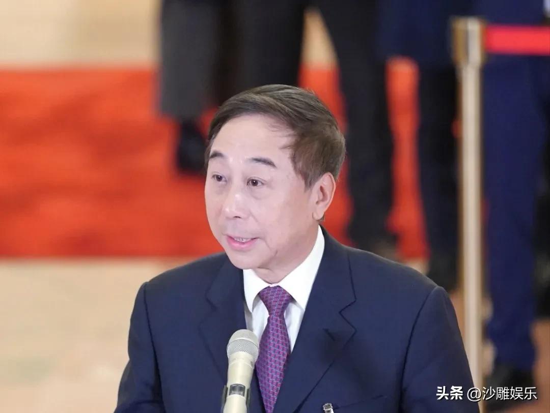 冯巩，冲上热搜！

3月26日一大早，一向低调的冯巩突然冲上了热搜。这一次，不是