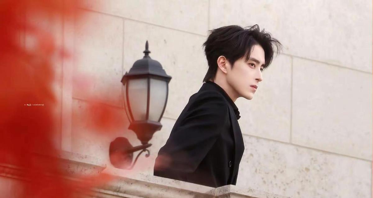 银白发狼尾搭配高奢西装，敖瑞鹏饰演的岑森一亮相就引爆话题。
这个被定义为“狼系霸