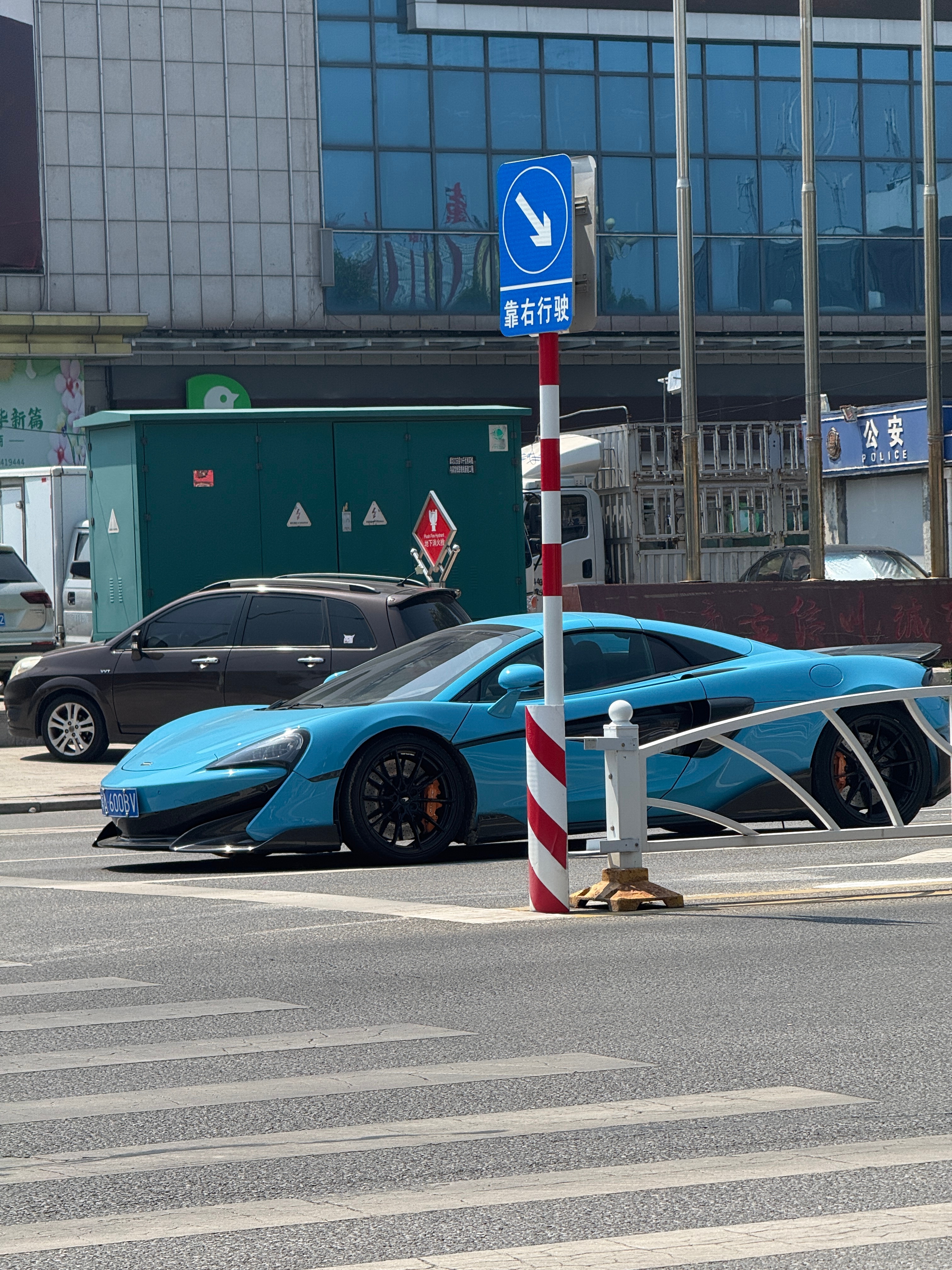 出门看到一台蓝色的迈凯轮你们能猜出是哪台车型不？ 