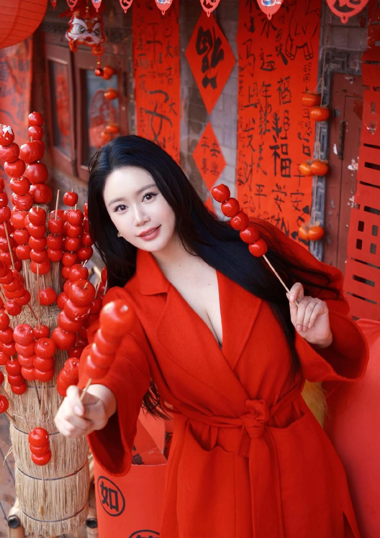 摒弃了繁复的点缀，这件红裙最妙的是剪裁，利落线条勾勒出恰到好处的曲线，行走间自带