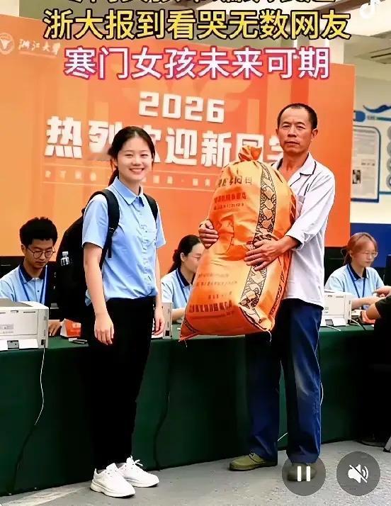 这件事据说看哭了很多人。其实，最感动人的，是这张照片：女儿没有一点自卑感，面对镜
