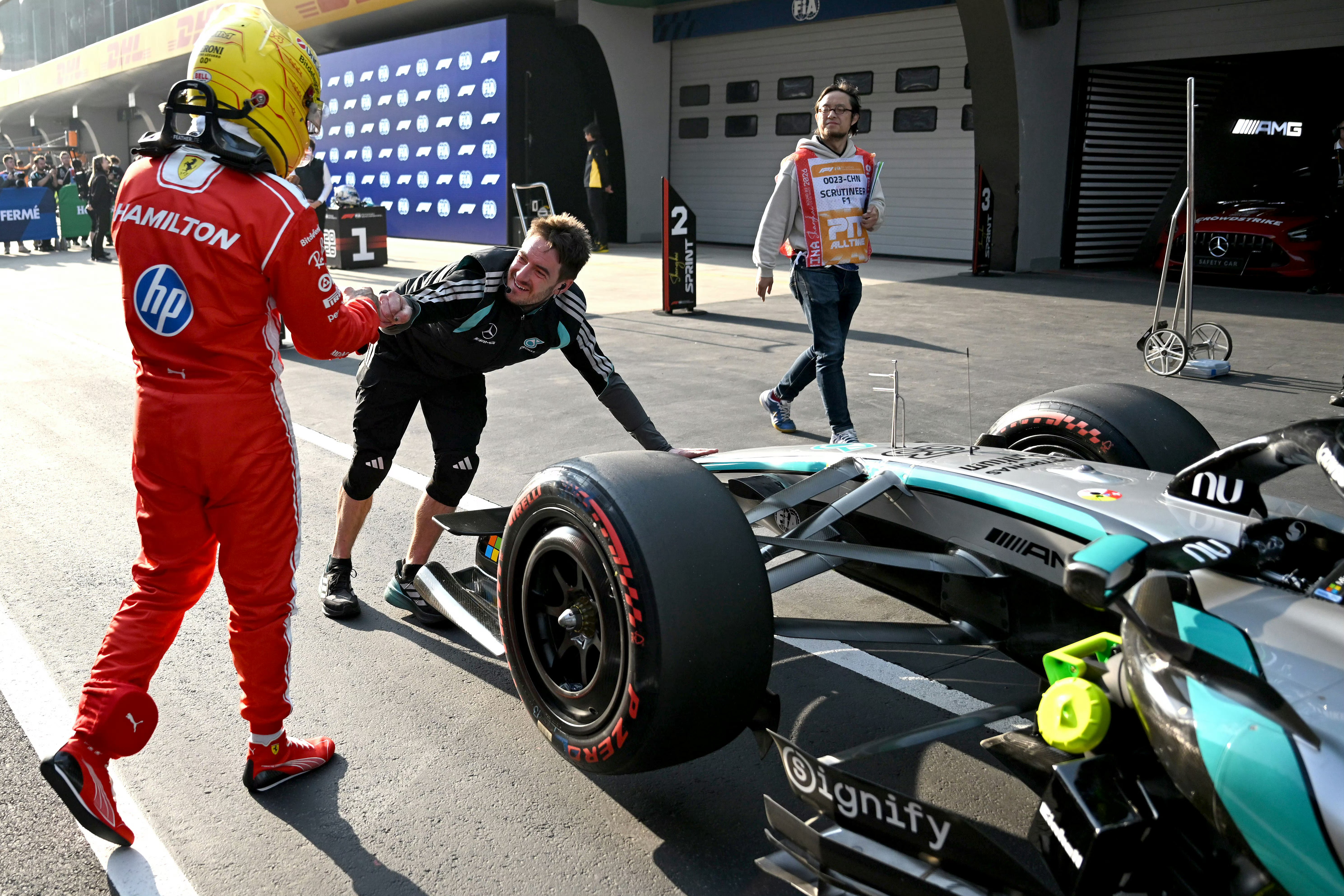 令人心酸的一幕～刘姐不会赛季末突发奇想，回奔驰的吧？………汉密尔顿赛后刺探敌情