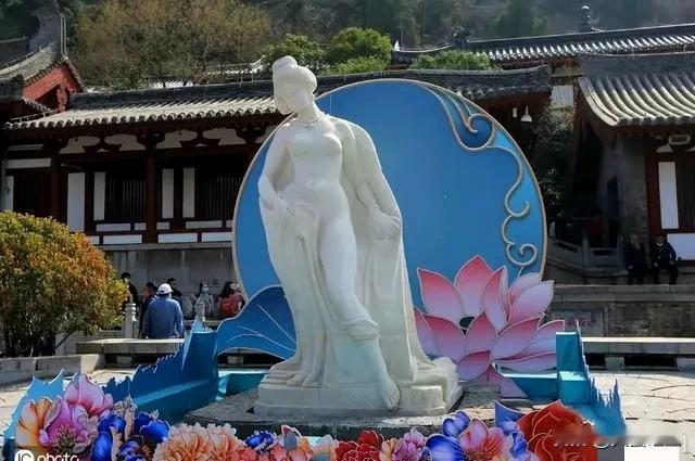 中秋佳节，背出长恨歌可免费游华清池。“春寒赐浴华清池，温泉水滑洗凝脂”，在这个9