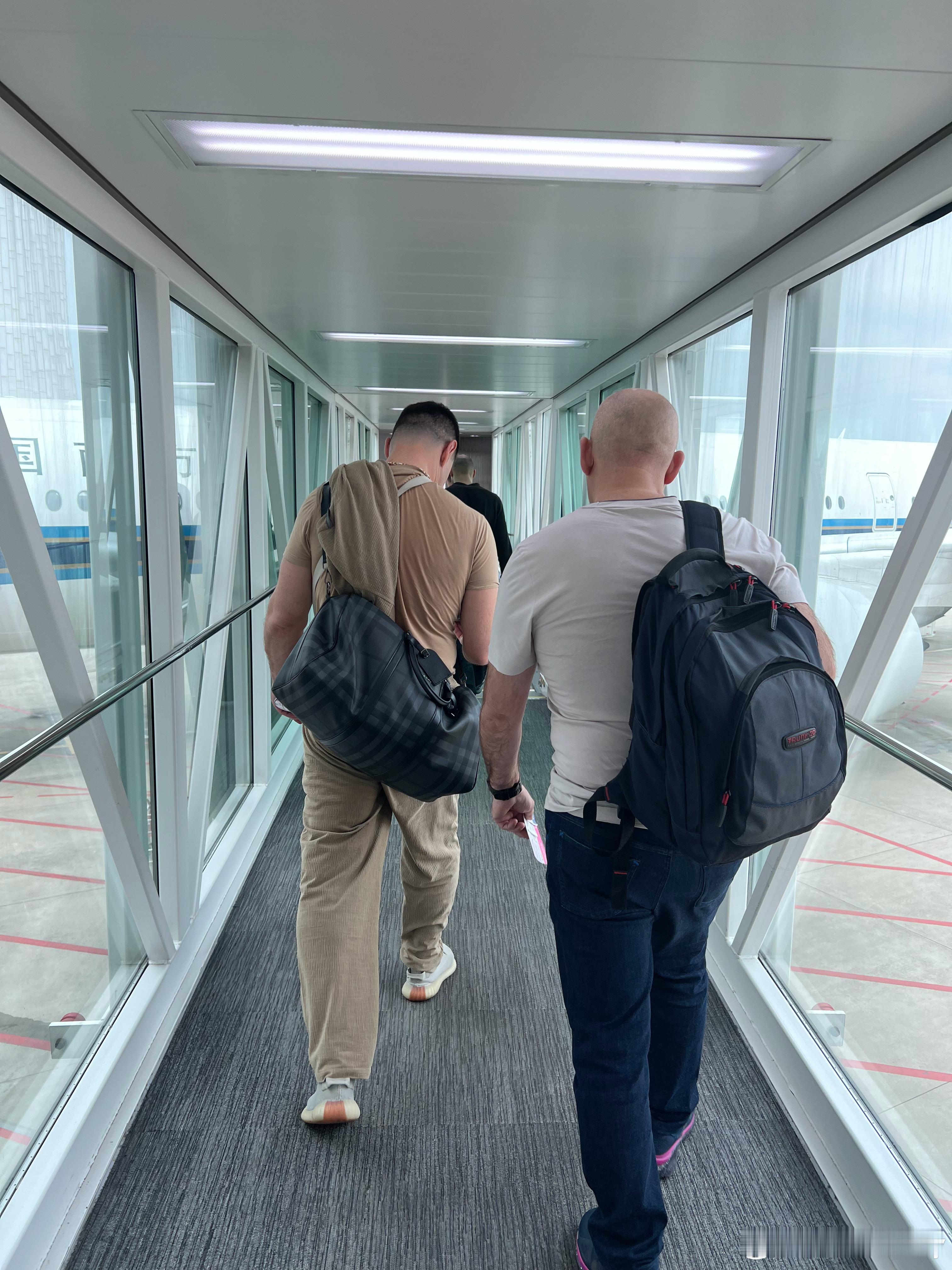 发现每次武汉往返广州，只要是大飞机，都很多俄罗斯人，比中国人还多，但听他们说话感