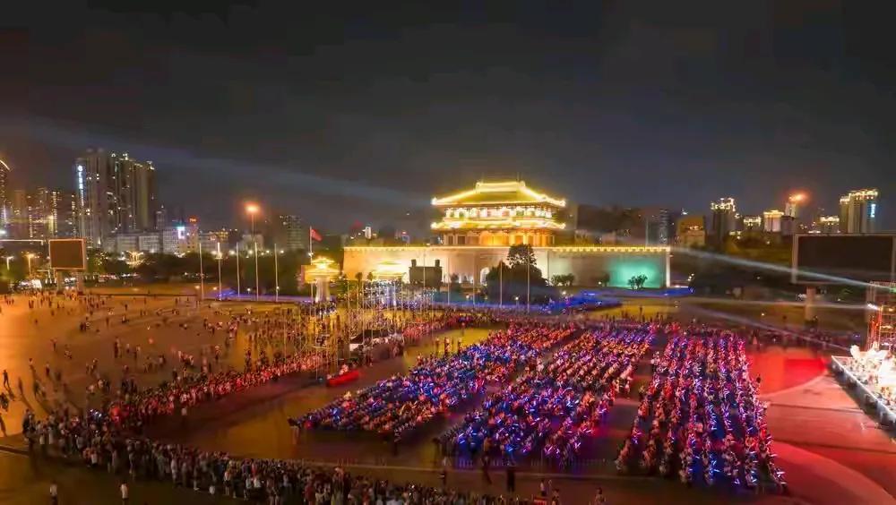 二座城市各有一座不同年代建筑风格的历史古楼。
秦汉风格《揭阳楼》
揭阳楼广场游客